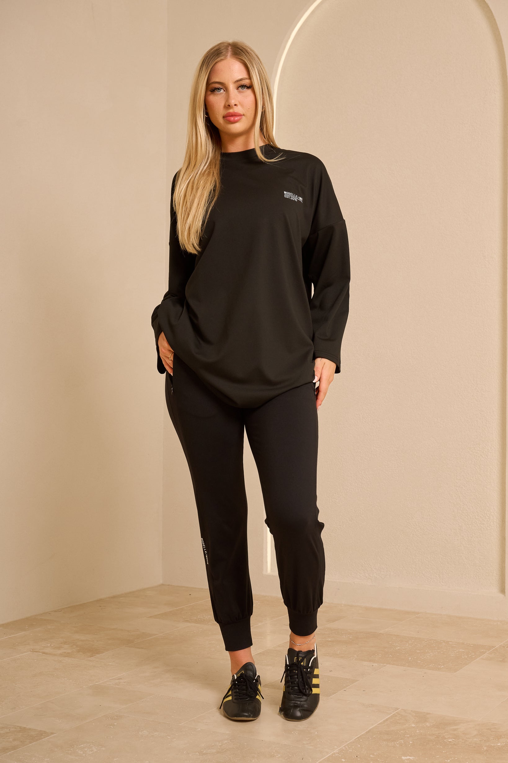 Modelle/Move Soleil Oversized Top — ÈLAN Edit