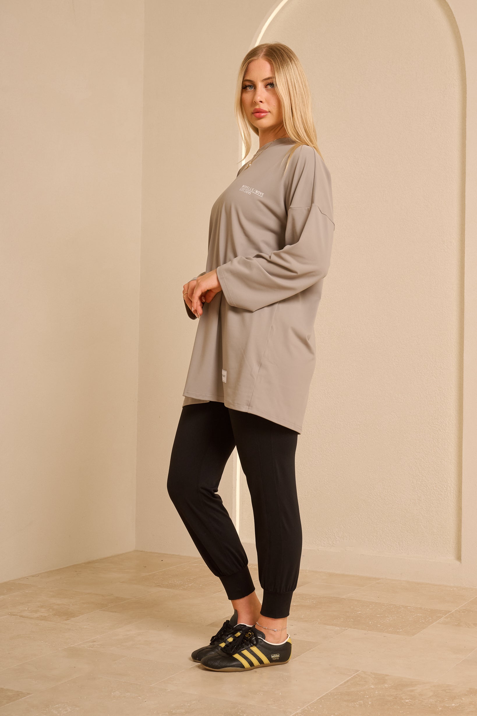 Modelle/Move Soleil Oversized Top — ÈLAN Edit