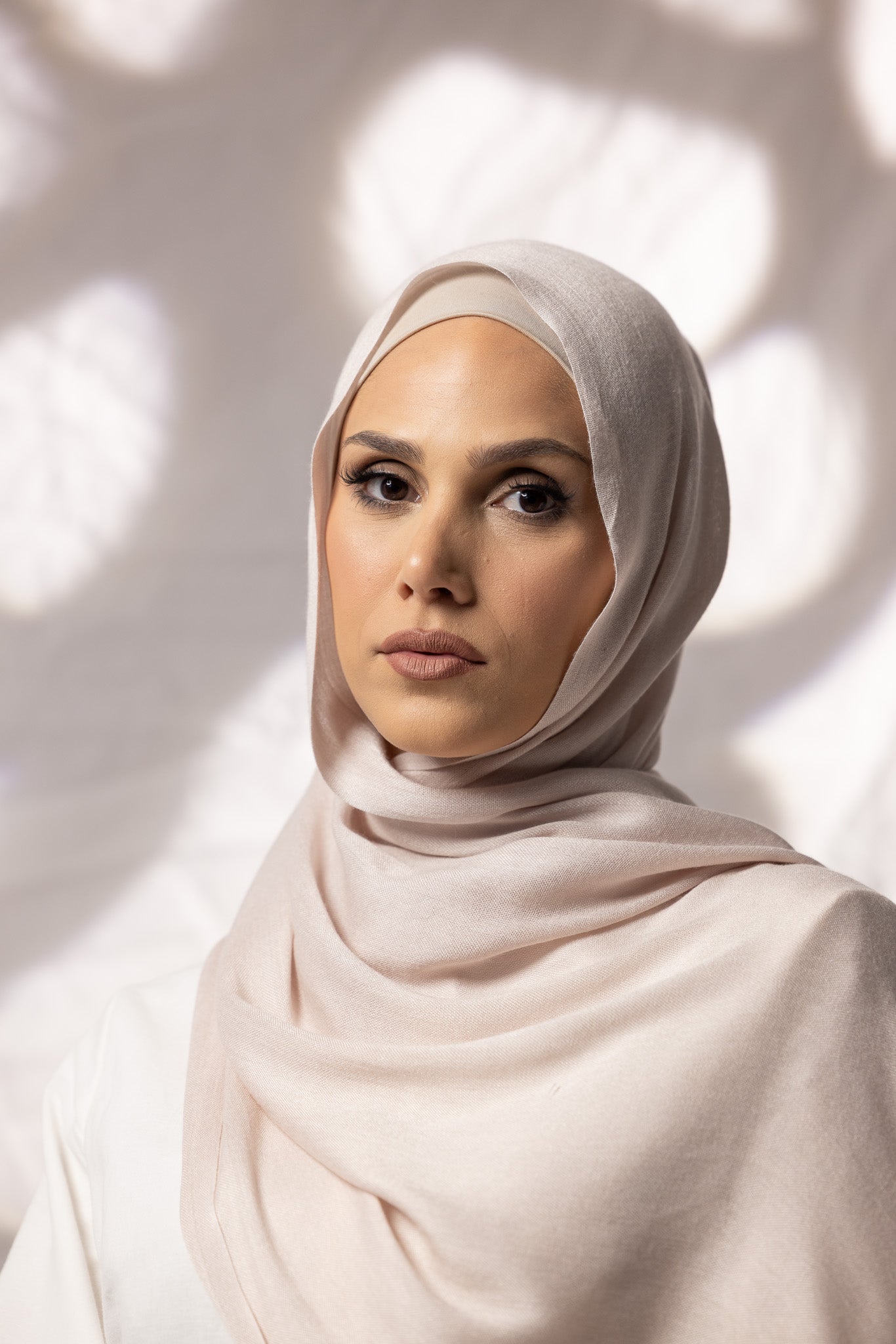 Scarves Australia Cotton Tassleless Shawl Shades of White Modelle