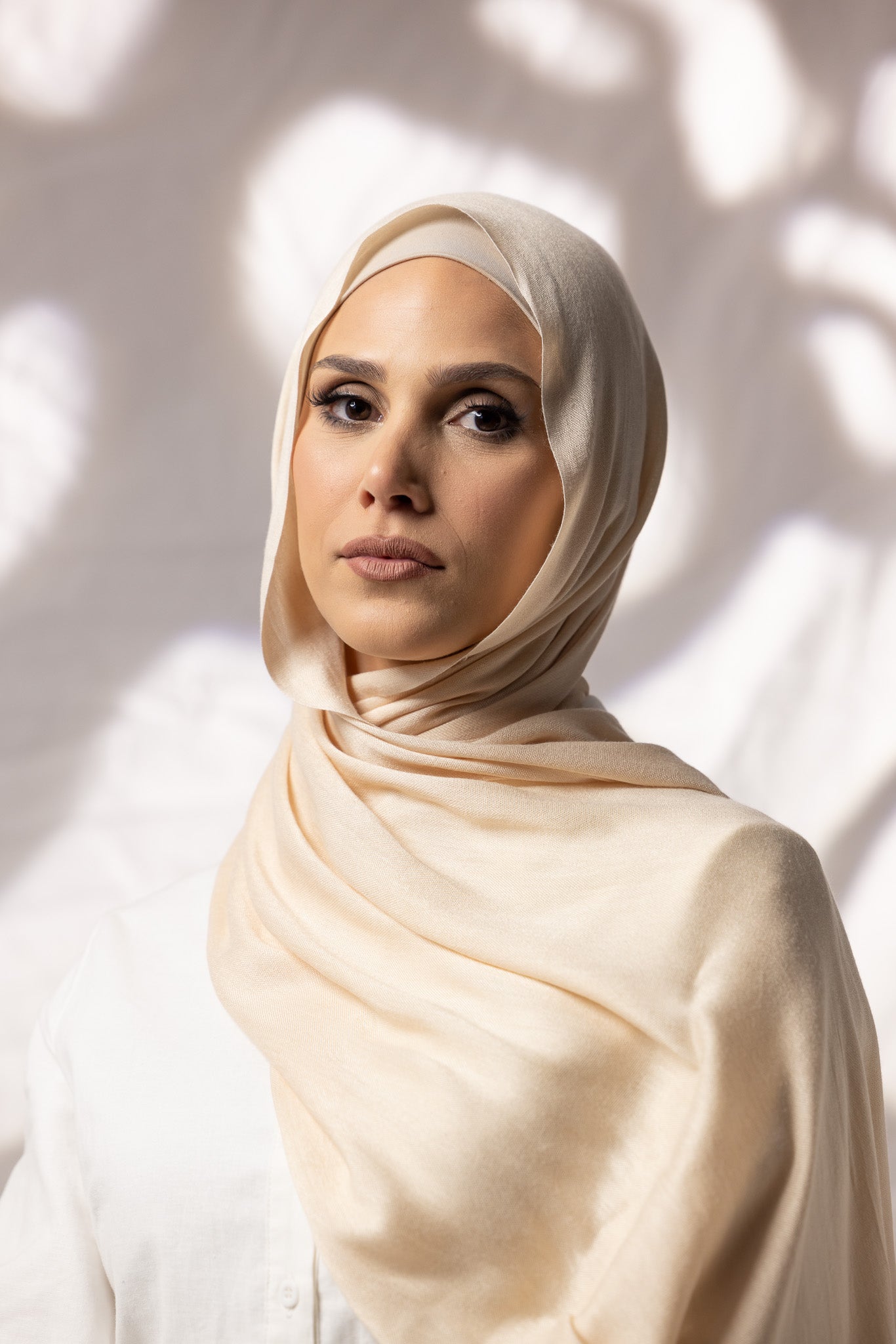 Scarves Australia Cotton Tassleless Shawl Shades of White Modelle