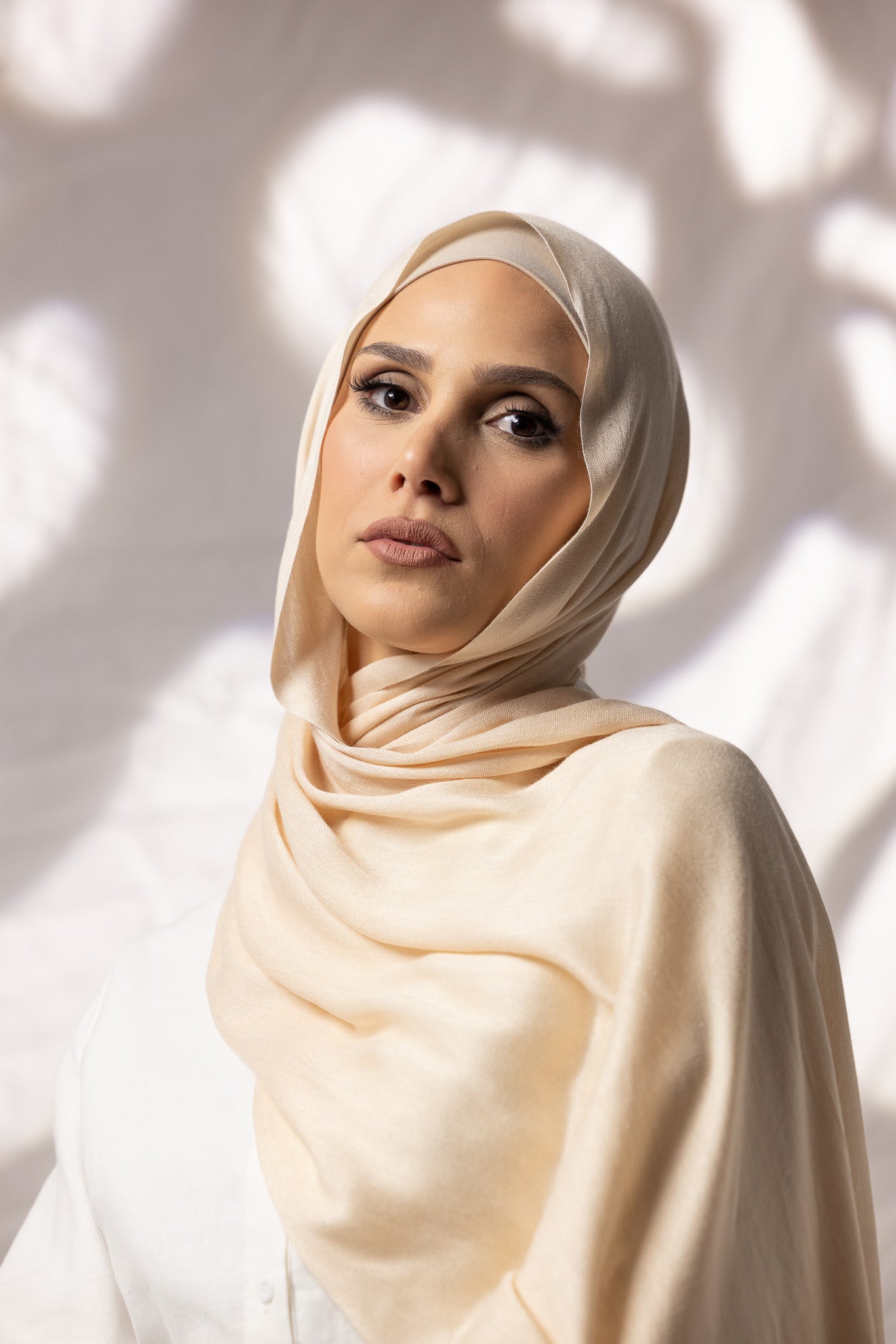 Scarves Australia Cotton Tassleless Shawl Shades of White Modelle